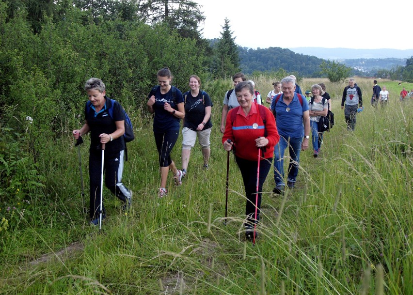 Odkryj Beskid Wyspowy. W sobotni wieczór wspięli się na Luboń Wielki, a w niedzielny poranek pokonali Grodzisko