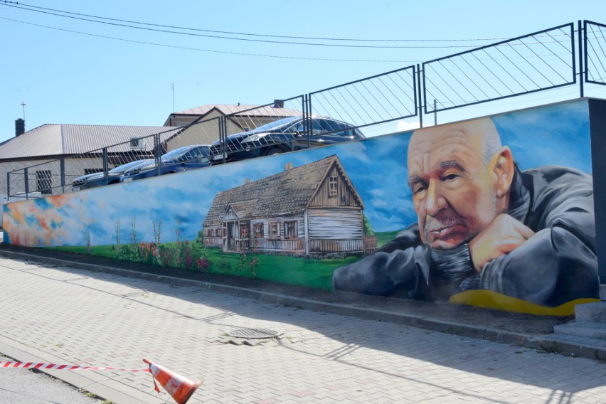 Wyjątkowy mural Ryszarda Kotysa powstał na murze przy ulicy...