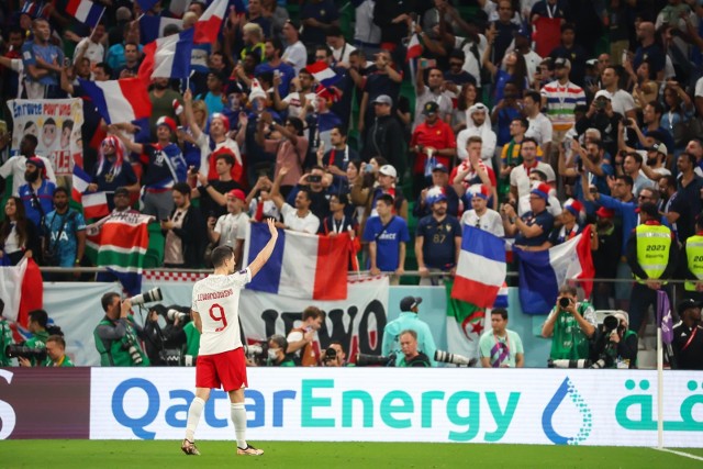 Robert Lewandowski i pozostali polscy piłkarze pożegnali się z mundialem porażką z Francją w 1/8 finału