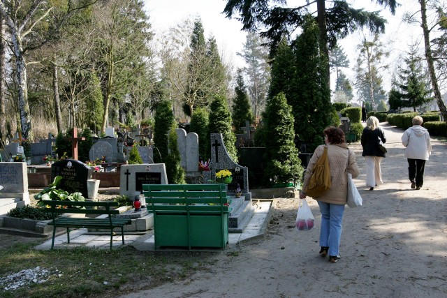 Miejsca spoczynku zmarłych kurczą się nie tylko na Cmentarzu Centralnym. Coraz mniej zostało ich też na prawobrzeżu. W Zdrojach nie ma ich już wcale.