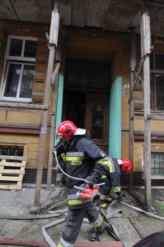 Wrocław: Pożar przy Mierniczej. Zginął niepełnosprawny 33-letni mężczyzna (ZDJĘCIA)