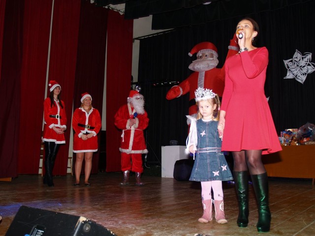 Natalia Anna Wieczerzyńska, dyrektor Domu Kultury przekazała koronę Królowej Śniegu jednej z najmłodszych dziewczynek uczestniczącej w Mikołajkach. 