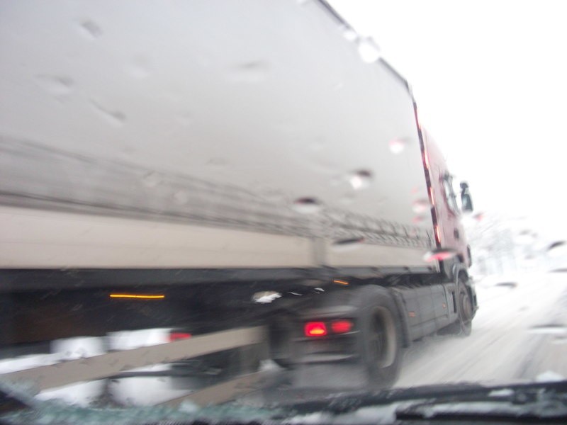 Kierowcy TIR-ów szarżują mimo katastrofalnych warunków pogodowych (zdjęcia internautki)