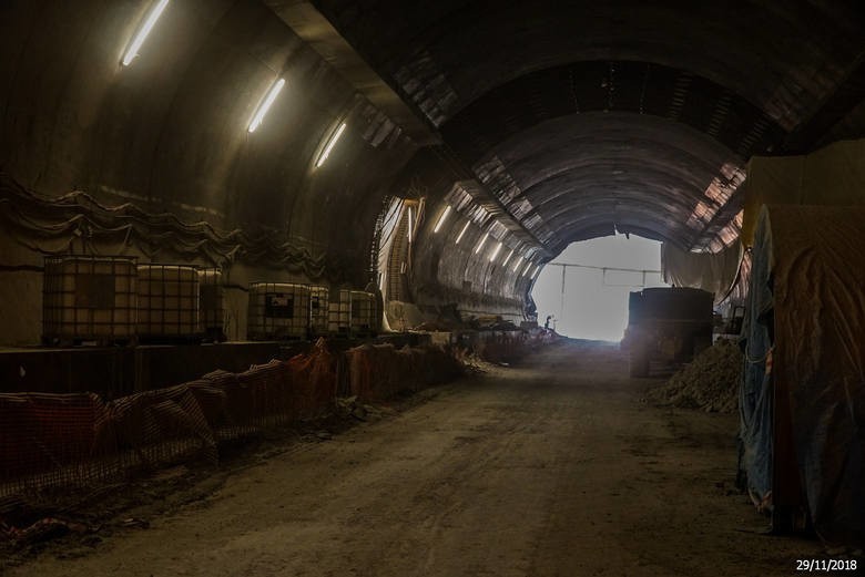 Opóźnienia przy drążeniu tunelu na zakopiance szacowane są na kilka miesięcy. Po kilku tygodniach przerwy wznowiono drążenie tunelu