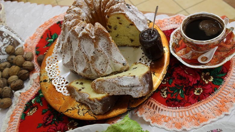 Tradycyjna babka drożdżowa na Wielkanoc.