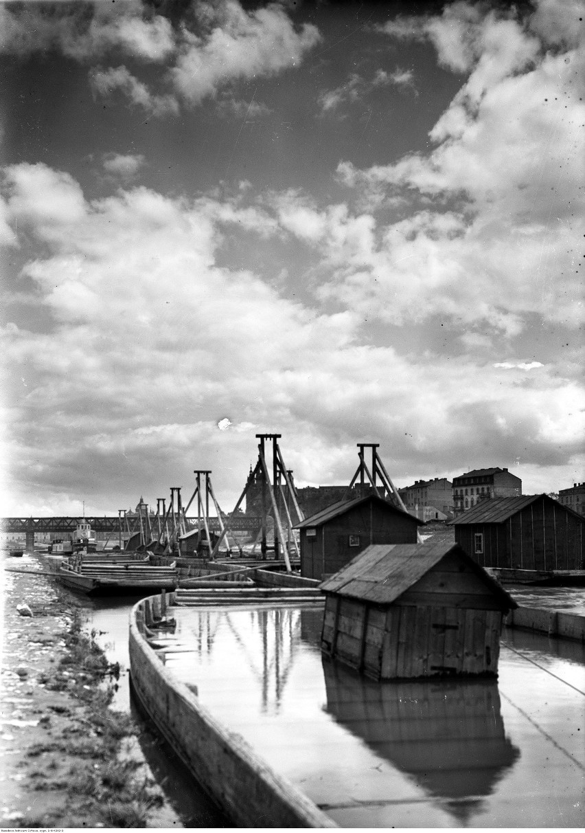 Jak zmieniła się rzeka Wisła i jej bulwary, zobacz niezwykłe zdjęcia z początku XX wieku [GALERIA]