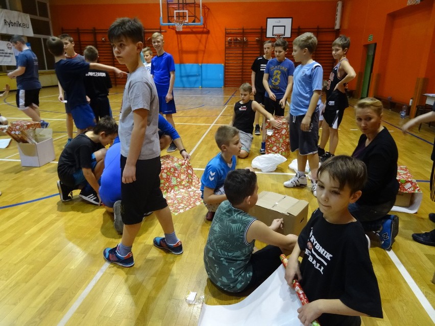 Młodzi koszykarze MKKS-u Rybnik pomagają w akcji „Szlachetna...