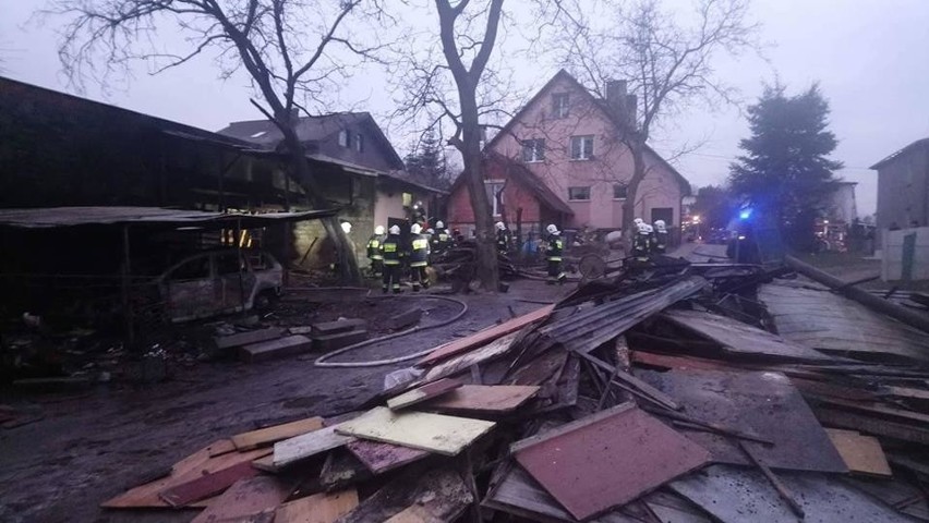 Pożar w Zwonowicach: Spaliły się budynki gospodarcze i auta w garażu ZDJĘCIA