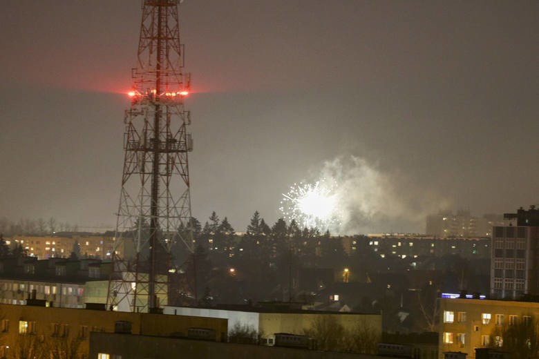 Podpalenie kanapy, dachowanie w Pobłociu i ścięcie lampy w Słupsku. Raport z nocy sylwestrowej w regionie