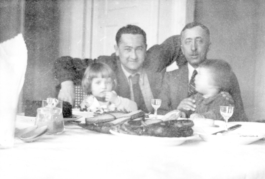 Stefan Jacenty Dąbrowski (z prawej) z przyjacielem i synami:...