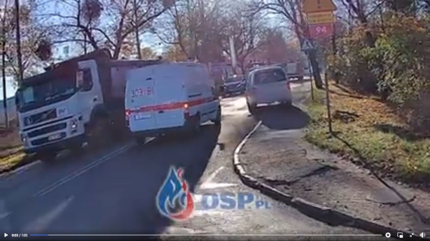 Kierowca blokuje straż pożarną na ulicy Opolskiej we Wrocławiu [NAGRANIE]