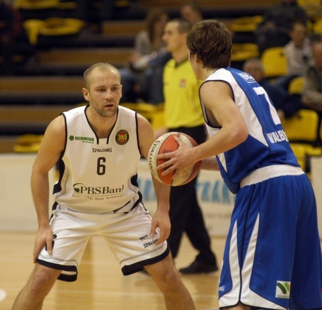 MOSiR totalnie zawiódł kibiców. Nz. Dariusz Oczkowicz (nr 6), który akurat sporo zrobił, by AZS przegrał.