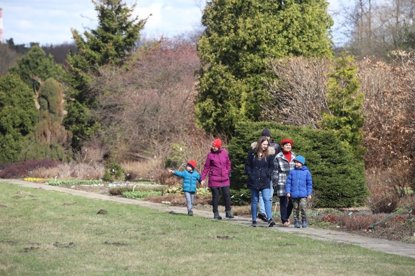 Łodzianie odwiedzają Ogród Botaniczny całymi rodzinami...