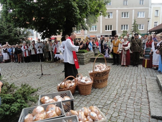 Ksiądz poświęcił  chleb, który był upieczony specjalnie na tę okazję.