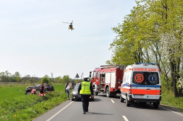 Do tragedii doszło w niedzielę (29 kwietnia) około godziny 13. Na wysokości miejscowości Ameryczka w powiecie nakielskim zderzyły się czołowo dwa samochody osobowe.>>Więcej informacji pod kolejnymi zdjęciami