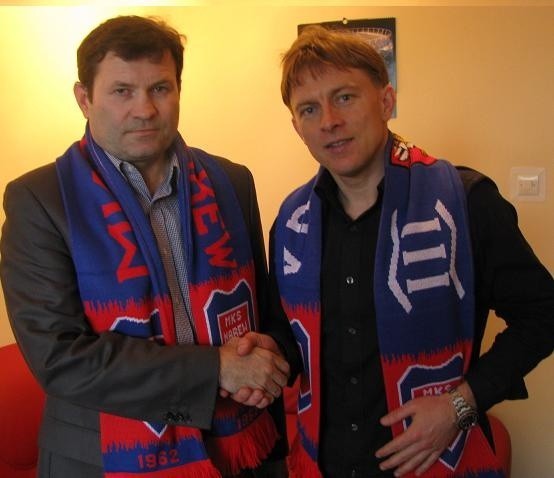 Były trener Narwi Dariusz Janowski i obecny dyrektor sportowy Grzegorz Wędzyński.