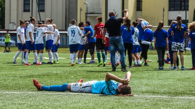 Przeżyjmy to jeszcze raz. Finał ostatniego ligowego meczu z Olimpią Szczecin, która wygrała 2:0. Przyjezdne kipią wręcz ze szczęścia, za to większość zawodniczek KKProzpacza na swój sposób