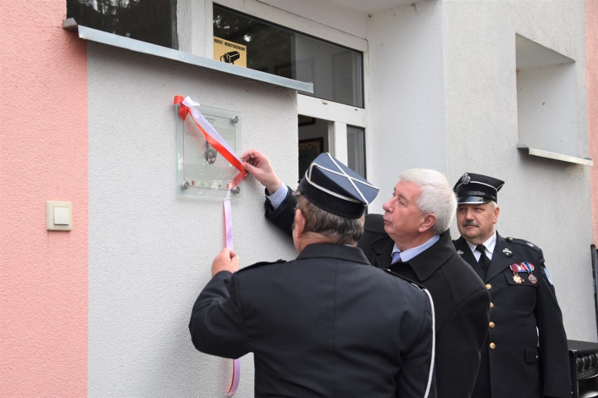 Pierwszą tabliczkę odsłonięto uroczyście na budynku remizy...