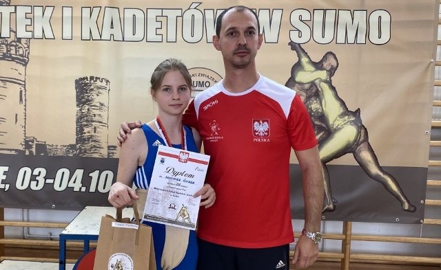 Dominika Śniada po bardzo wyrównanych walkach w kategorii do  50 kilogramów wywalczyła trzecie miejsce, zdobywając tym samym brązowy medal. Obok trener Karol Kucharczyk.