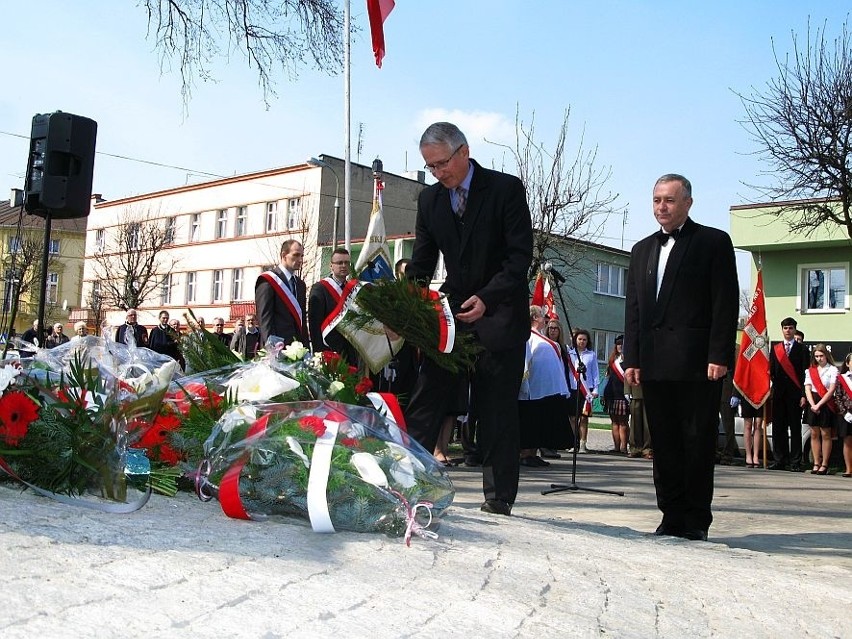 Składanie kwiatów przy pomniku katyńskim  w Żninie.