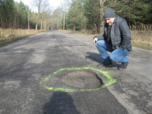 Wojciech Rojek pokazał nam "oznakowaną" wyrwę w asfalcie.