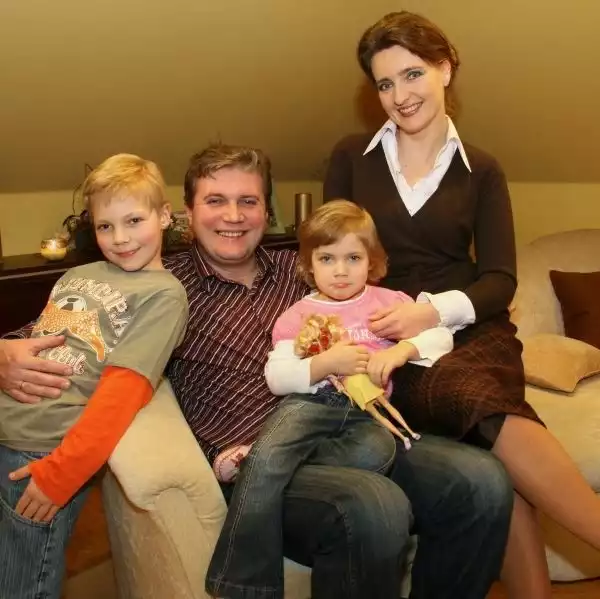 Cała rodzina w komplecie na fotelu w salonie: pani poseł, mąż Grzegorz, Mikołaj i Weronika.