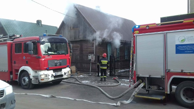 Strażacy gasili pożar drewnianego domu na radomskim Starym Mieście.