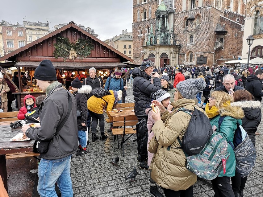 Kraków. Tłumy ludzi, odwiedziły w sobotnie popołudnie  Jarmark Bożonarodzeniowy  [ZDJĘCIA]