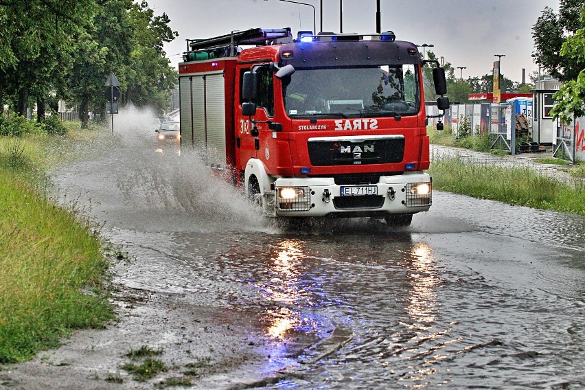 18.06.2020 lodz.gwaltowna ulewa spowodowala zalanie ulic w...