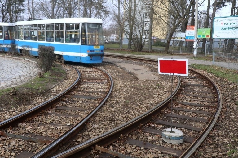 Wrocław. Torowisko na pętli Sępolno zamknięte. Wczoraj wykoleił się tam tramwaj, dziś stoi znak