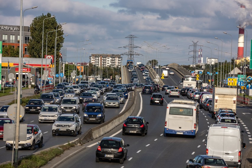Kraków. Przedweekendowy zator drogowy. Piątek daje się kierowcom we znaki. Utrudnienia na obwodnicy i w centrum