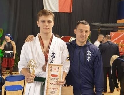 Jakub Owczarek i sensei Mateusz Garbacz z  Koneckiego Klubu Karate Kyokushin.