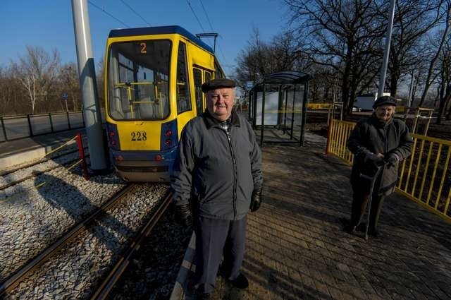 Wyremontowana pętla tramwajowa przy MotoarenieZ nowo wyremontowanej pętli tramwajowej korzystają Marian i Longina Szymkowiak