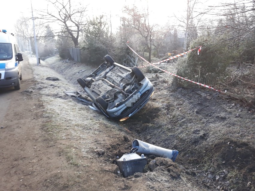 Dachowanie samochodu na Bystrzyckiej (ZDJĘCIA)