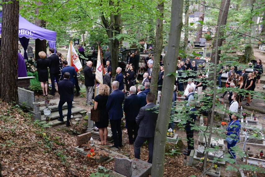 Rodzina i sportowcy pożegnali na cmentarzu w Sopocie znakomitego trenera lekkiej atletyki  