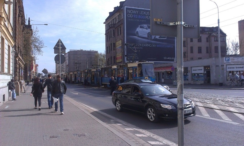 Wrocław: Wypadek na Piłsudskiego. Tramwaj linii 2 zderzył się samochodem osobowym (ZDJĘCIA)