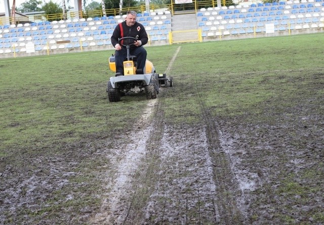 Płyta stadionu przy ul. Zielonej po opadach deszczu i meczach juniorów. 