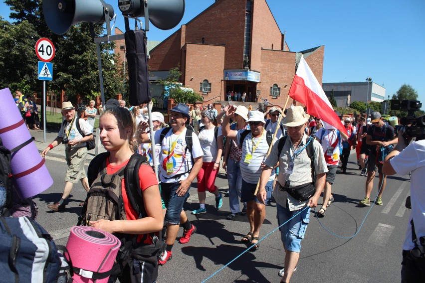 Chrzanów. Pielgrzymi w drodze na Jasną Górę. Przed nimi ostatnie 50 km  [ZDJĘCIA]