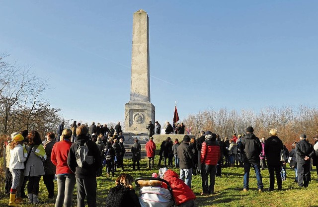 Pomnik na szczycie wzgórza Kaim ma już 100 lat