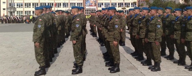 Na placu przed koszalińskim ratuszem stanęły dziesiątki żołnierzy.