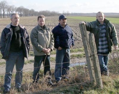 - Te pola i łąki przed laty dla kółka kupili nasi ojcowie - opowiadają Ryszard Wiśniewski (od prawej), Franciszek Sowiński, Franciszek Zarubajko i Franciszek Baśczyn.