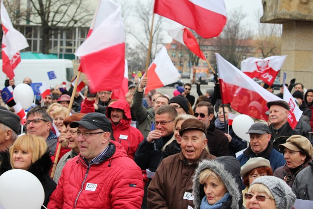 Autor: Michał KornW sobotę, 12 marca na Placu Bohaterów w Zielonej Górze odbył się marsz Komitetu Obrony Demokracji pod hasłem "Przywróćmy ład konstytucyjny". Manifestacja była połączona ze zbiórką podpisów pod projektem obywatelskiej ustawy o Trybunale Konstytucyjnym."Beata drukuj wyrok", "Warto być przyzwoitym", "Andrzej Duda, to się nie uda", "Obronimy demokrację" - skandowali uczestnicy manifestacji. Marsz przeszedł deptakiem (al. Niepodległości, ul. Żeromskiego) i kierował się na Stary Rynek, w kierunku zielonogórskiego ratusza. Wzięło w nim udział kilkaset osób m.in. z Gorzowa, Zielonej Góry, Nowej Soli, Słubic, Międzyrzecza, Żar, Żagania czy Świebodzina. Była to już czwarta manifestacja KOD w Zielonej Górze. - Sprzeciwiamy się niszczeniu ładu konstytucyjnego w Polsce i domagamy się, aby pani premier Szydło opublikowała wyrok Trybunału Konstytucyjnego z 9 marca. Wydaje mi się, że pani premier nie publikując tego wyroku, robi sobie żarty z konstytucji. Sprzeciwiamy się bałaganowi, który robią obecne władze - mówił Paweł Kaleta z Komitetu Obrony Demokracji.