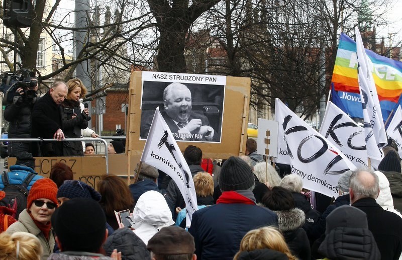 "Nie dla upartyjnienia sądów". Manifestacja KOD w Szczecinie [wideo]