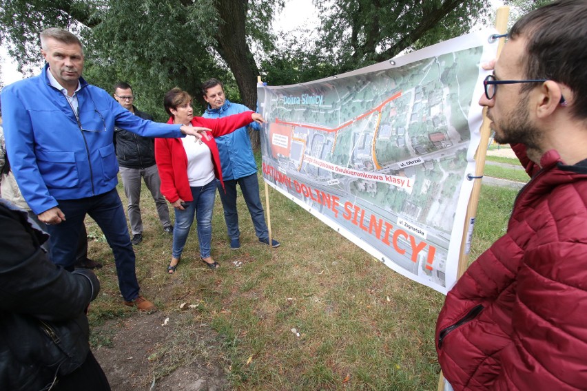 Mieszkańcy okolic kieleckiej Silnicy zaniepokojeni budową drogi. Spotkał się z nimi Bogdan Wenta [WIDEO]