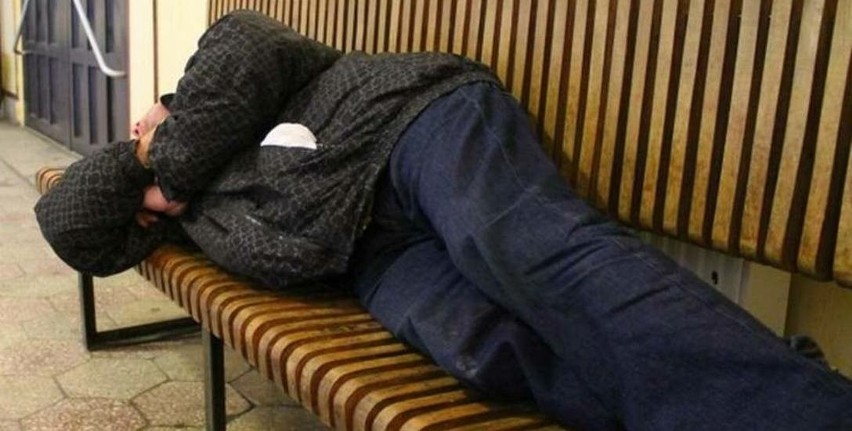 Gdy widzimy osobę śpiąca na ławce, nie bądźmy obojętni -...