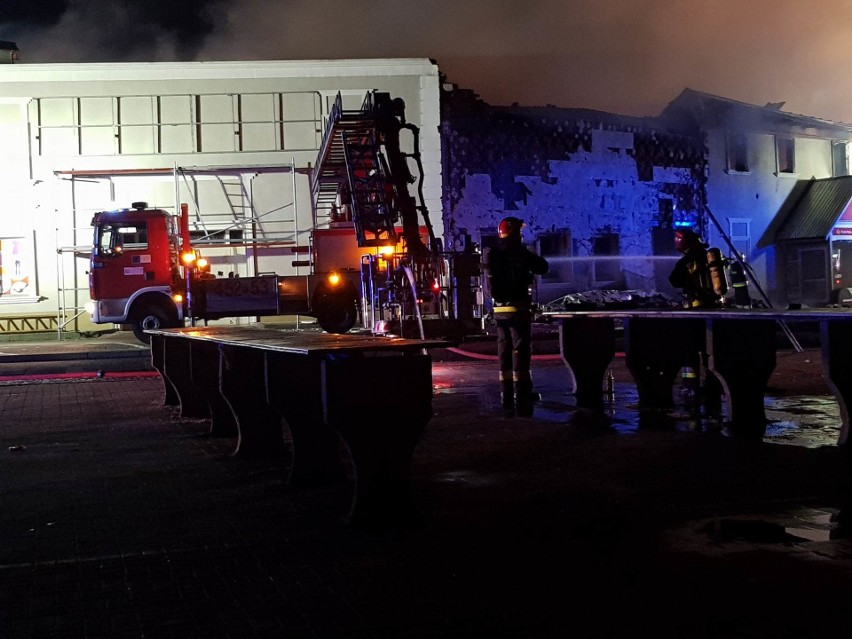 Pierwsze zdjęcia pożaru pasażu handlowego w Żarach przysłał...