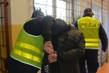 Radomskie. Oszust podawał się za wnuczka. Wyłudził od starszej kobiety ponad 20 tysięcy złotych. Policjanci zatrzymali go na gorącym uczynku