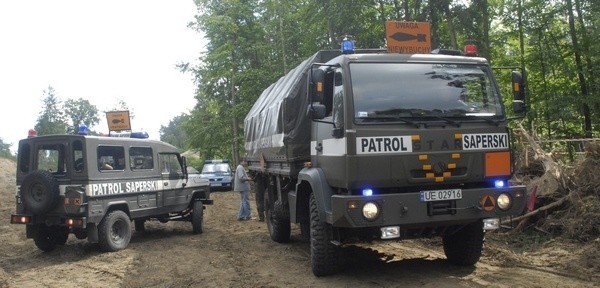 Patrol saperski na miejscu budowy obwodnicy.