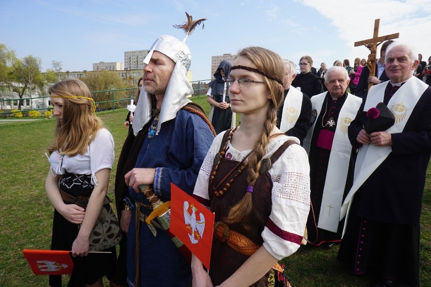 Na górce obok kościoła na os. Wichrowe Wzgórze zgromadzili...