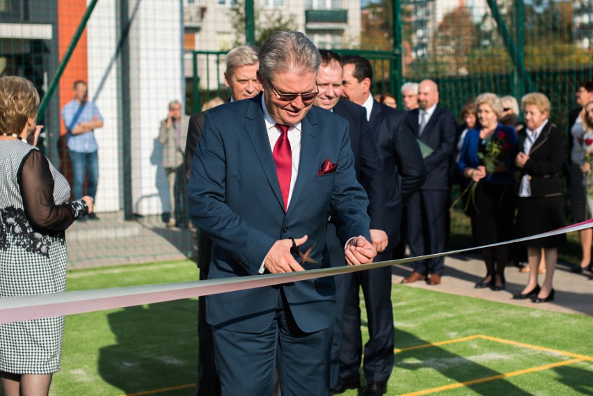 Dzień Edukacji Narodowej w powiecie ostrowskim. Nagrody i otwarcie boiska [ZDJĘCIA, WIDEO]